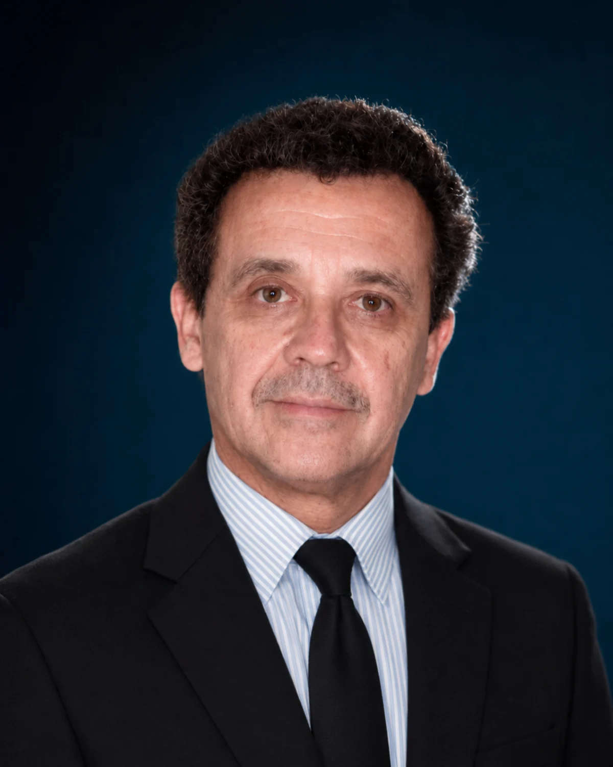 Dr. João Luís Bernardes, cirurgião-dentista especialista em prótese e implantes na Asa Norte, Brasília — CRO-DF 2304